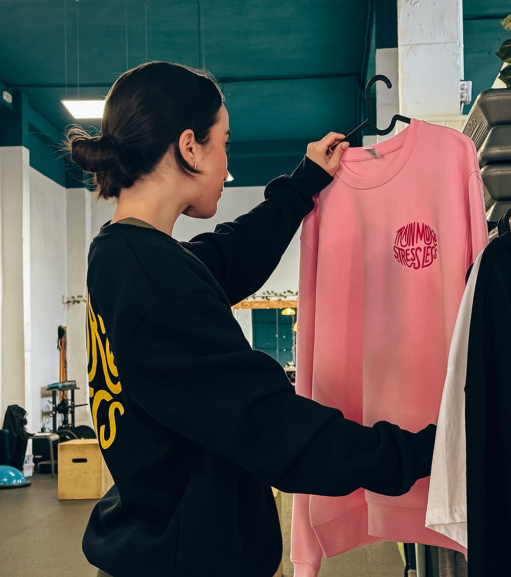 Ana Gómez viendo ropa